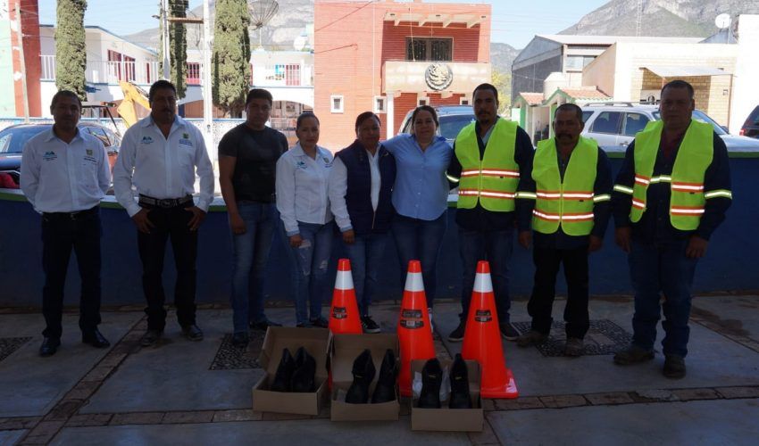 Entrega Presidenta Municipal  Material  a  personal de Protección Civil y Apoyo a Estudiantes.