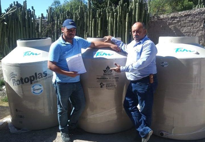 Entrega de tinacos y material
